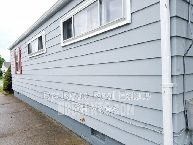 Building Photo - 1096 Corwin Ave