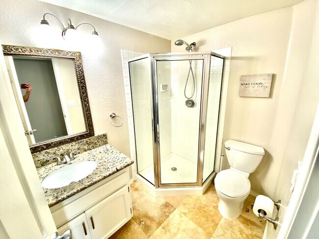 Building Photo - Large Fletcher Hills Home With 3 car Garag...