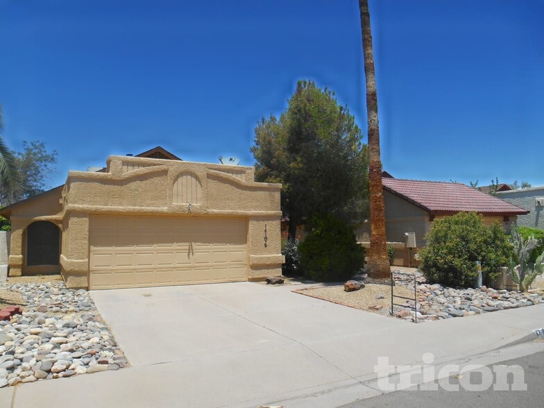 Building Photo - 1706 N Comanche Dr