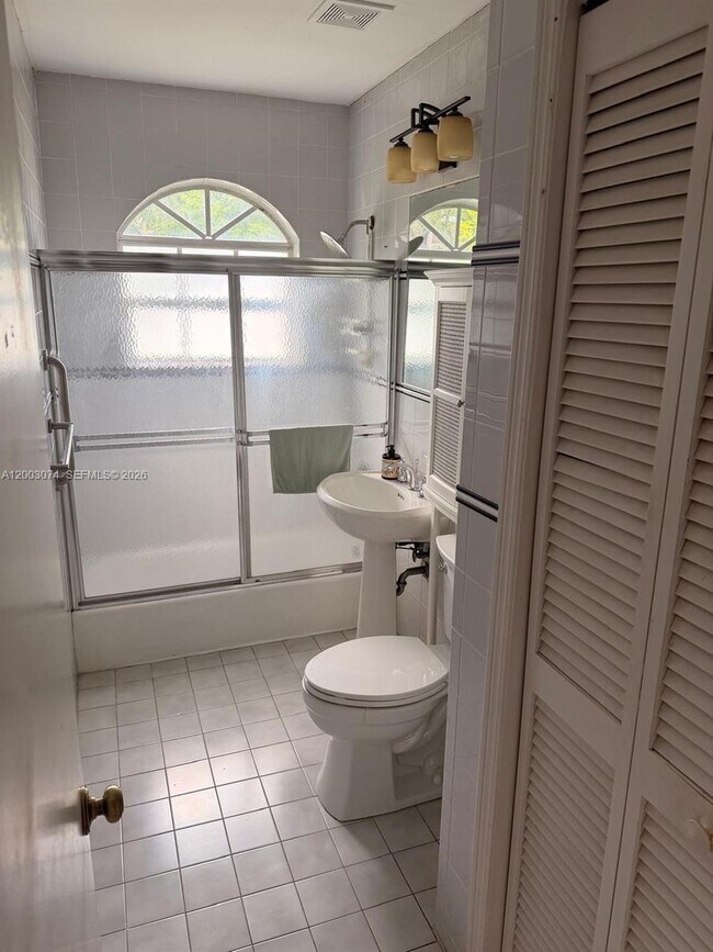 Building Photo - 401 Warren Ln