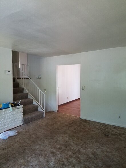 Living room - 1975 Thomas Drive