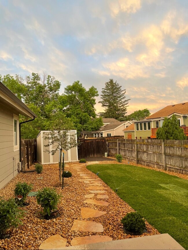 Building Photo - 1001 Camelot Cir