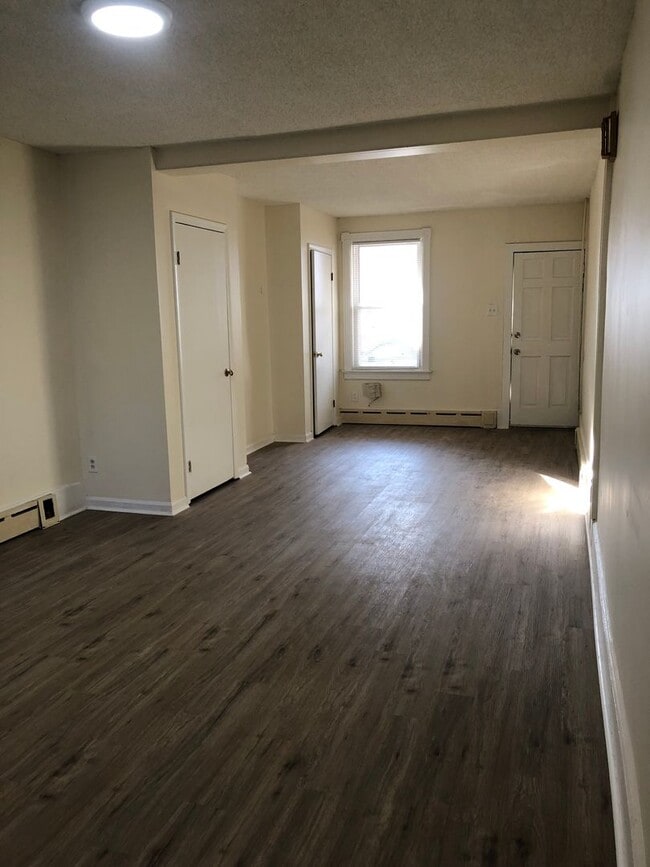 Building Photo - Great 3 Bedroom, 1 1/2 Bath Home! New Kitc...