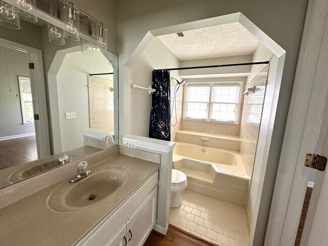 Building Photo - Renovated 3 Bedroom 2 Bath in Hendersonvil...
