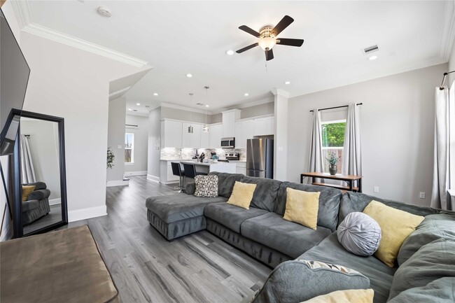 Building Photo - 9320 Coffee St