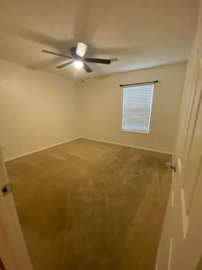 Building Photo - 3 bed 2 bath 2 car garage house, freshly repainted