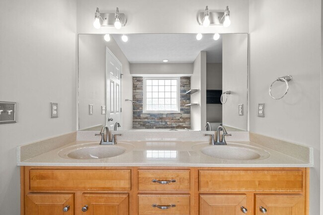 Building Photo - Pet Friendly Three Bedroom with Bonus!