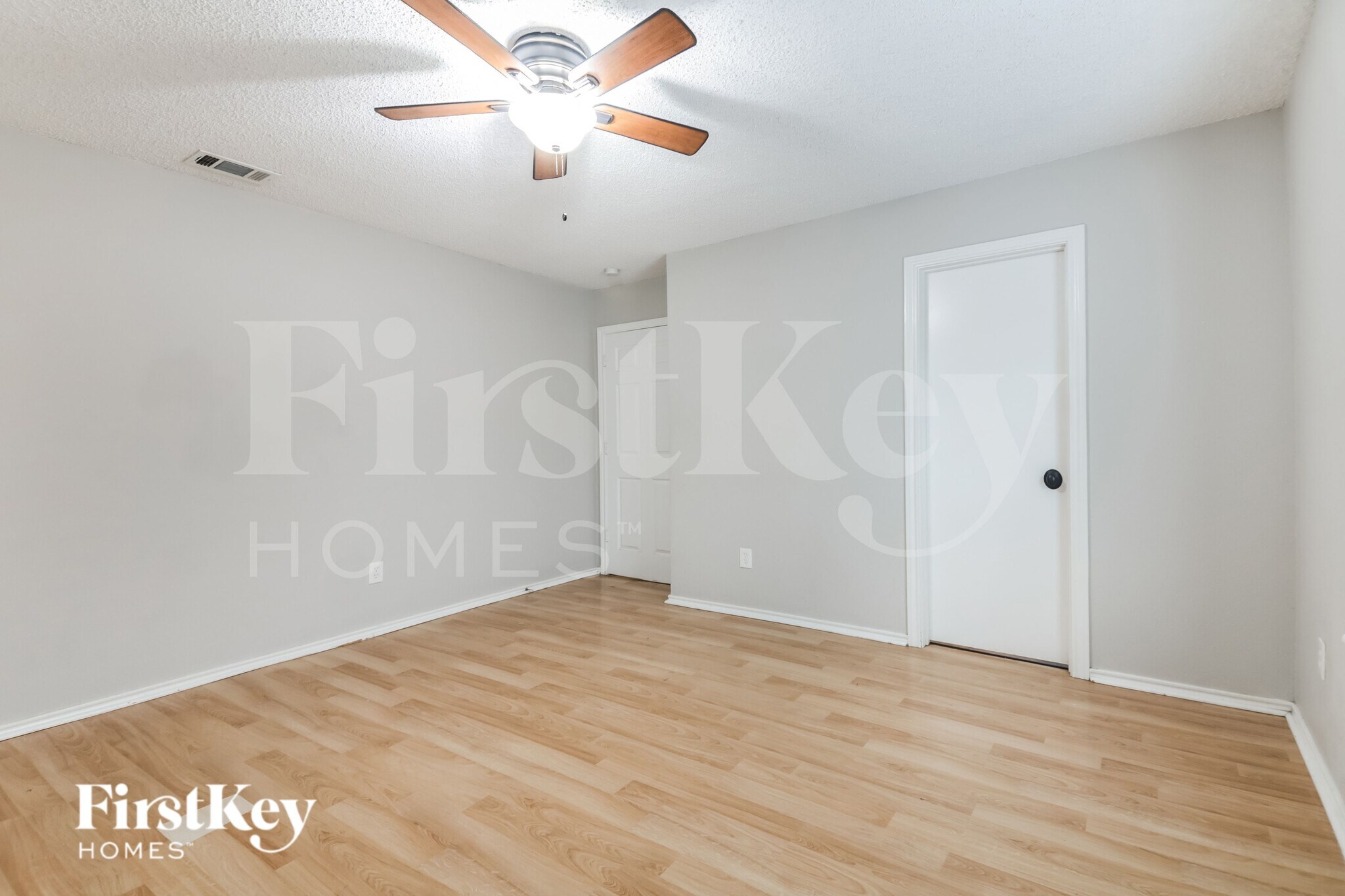 Building Photo - 2026 Greenview Dr