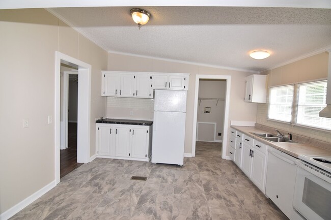 Building Photo - Spacious 3-Bed, 2-Bath Manufactured Home o...