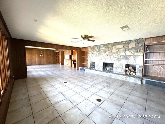 Building Photo - Live on the Lake in Lakeland!!