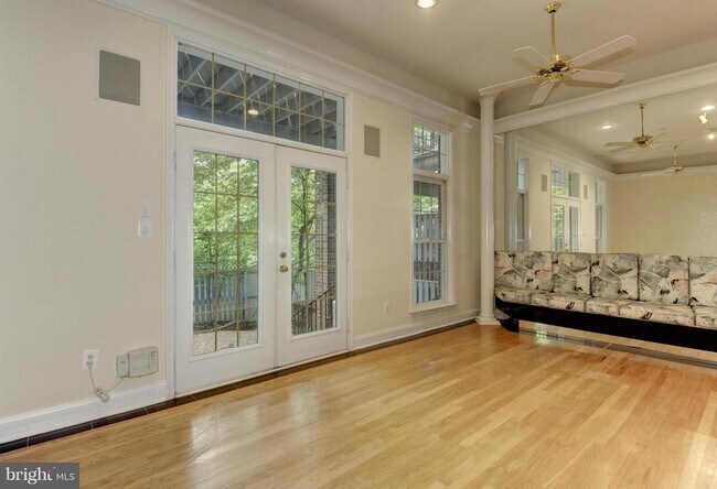 Building Photo - 2217 N Oak Ct