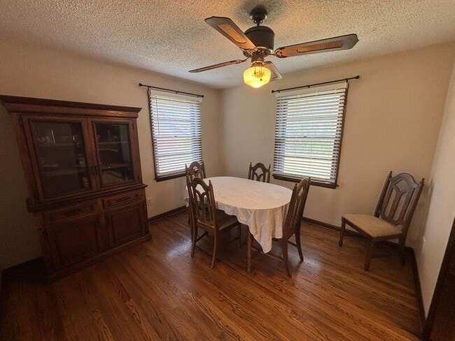 Building Photo - 720 Riverland Dr