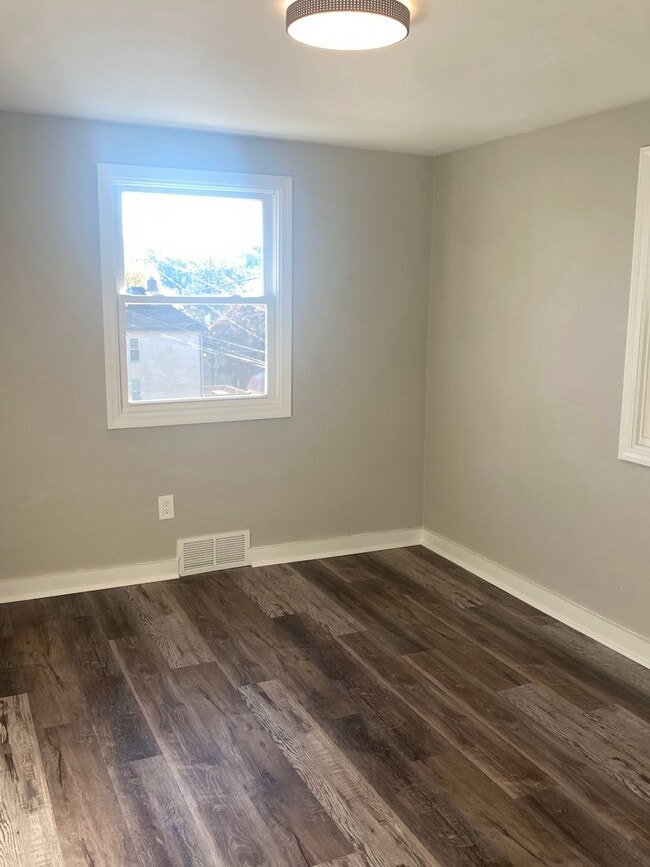 Building Photo - SUPER CUTE 1 BEDROOM/1 BATH HOME IN NORTH IRWIN - MOVE IN READY!!