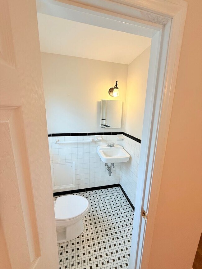 Building Photo - 8276 Franklin Ln