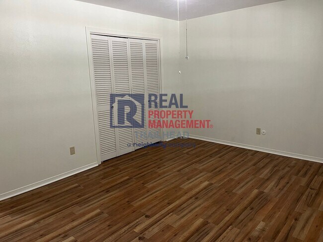 Building Photo - 6400 Espana Dr