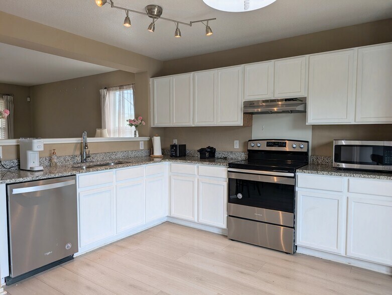 Building Photo - 5303 Viewpoint Dr
