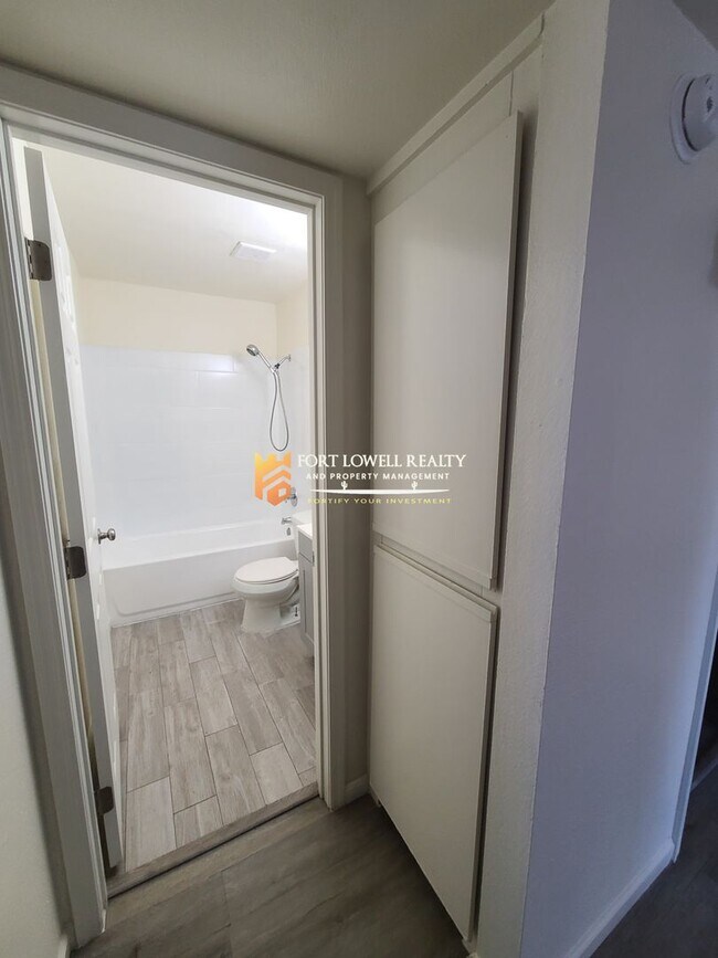 Building Photo - Renovated 2 Bedroom, 1 Bath w/ Washer Dryer Hook Ups and 1 MONTH FREE RENT!
