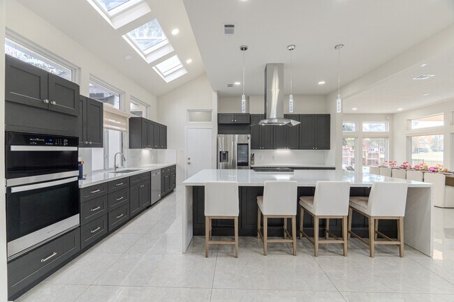 Building Photo - 6510 Sussex Ct