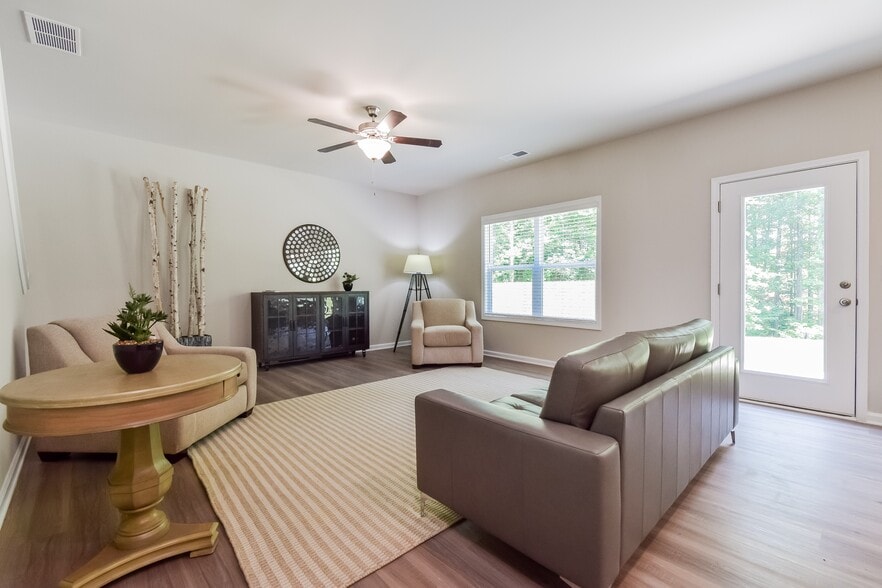 Building Photo - 3421 Sugarberry Dr