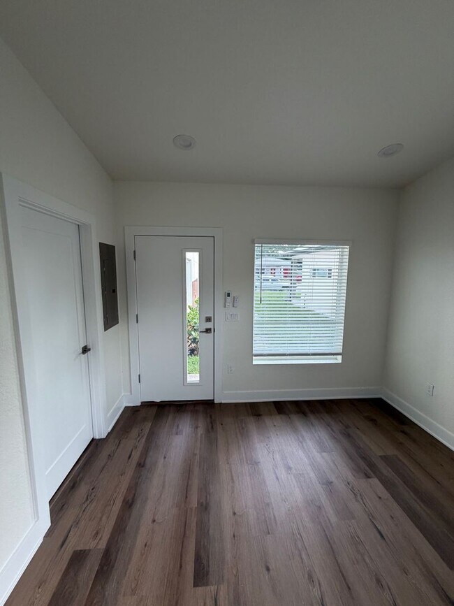 Building Photo - 2020 1/2 14TH AVE S
