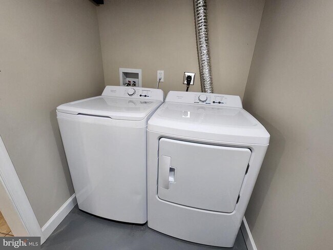 Building Photo - 1925 Ewald Ave