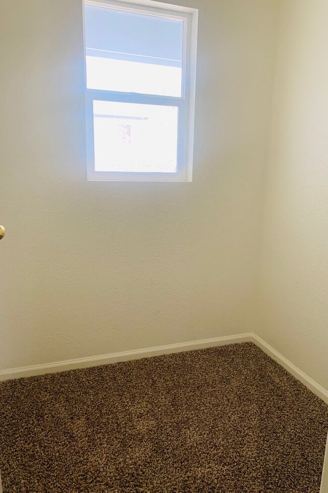 Building Photo - 3 Bedroom 2 Bathroom Townhome Close to DIA