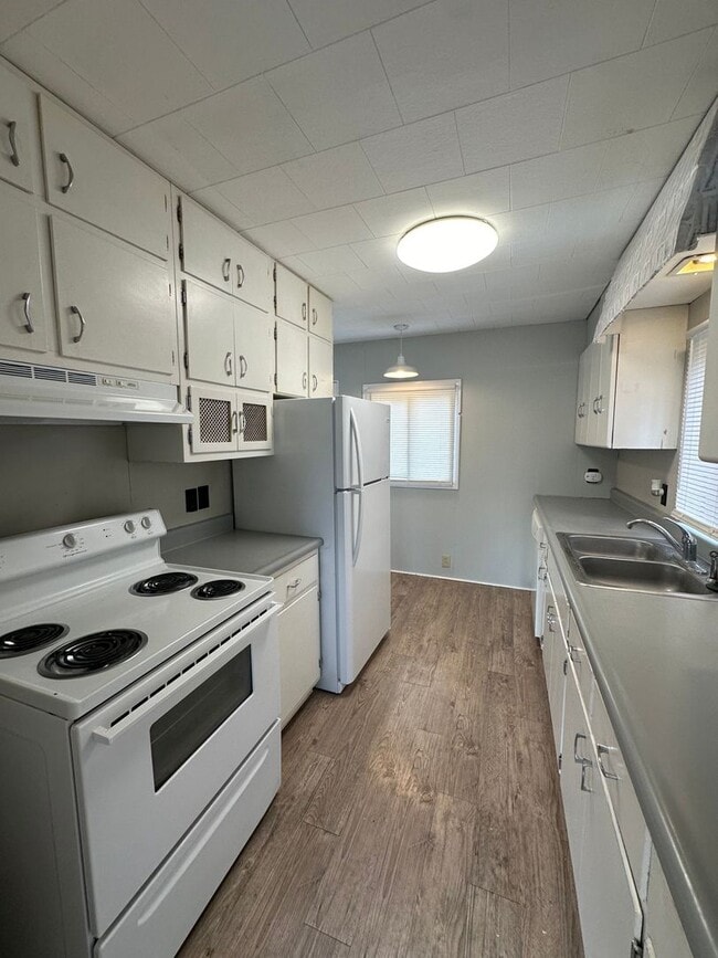 Building Photo - 3 Bedroom Single Family Home