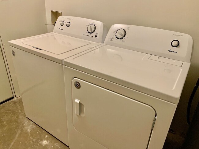 Building Photo - Remodeled & Stunning 2/1 Duplex in South A...