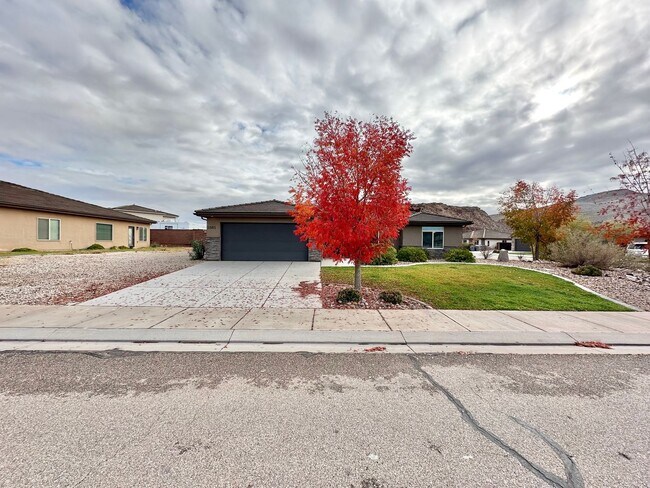 Building Photo - Desert Canyon Home!