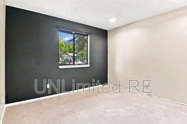 Building Photo - 2700 W Lynette Dr