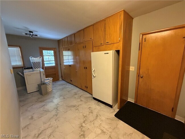 Building Photo - 290 Glenview Rd