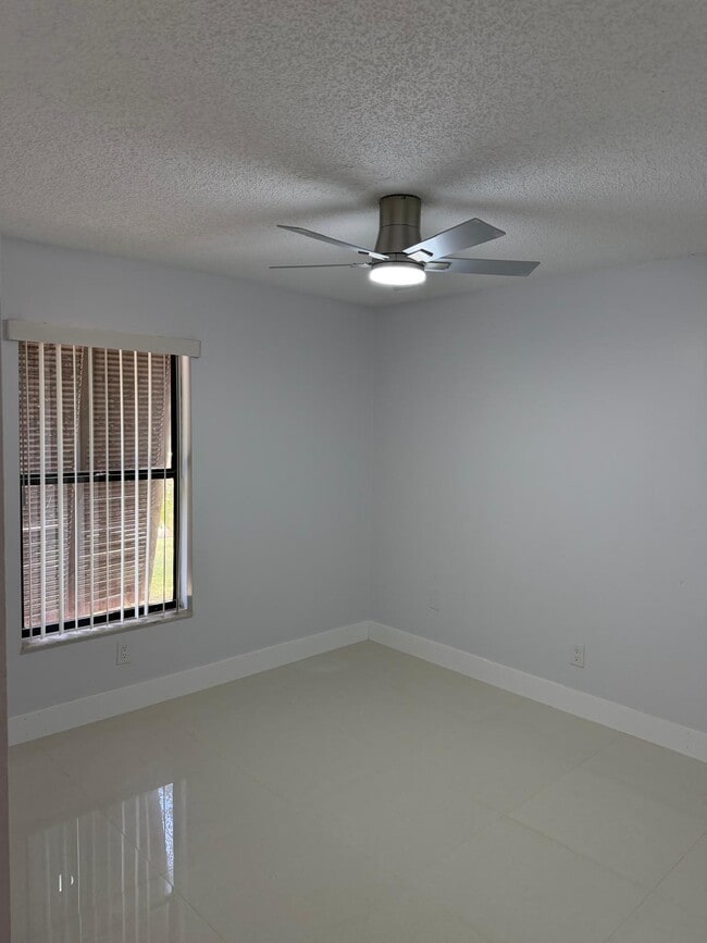Building Photo - 1041 NW 124th Ave