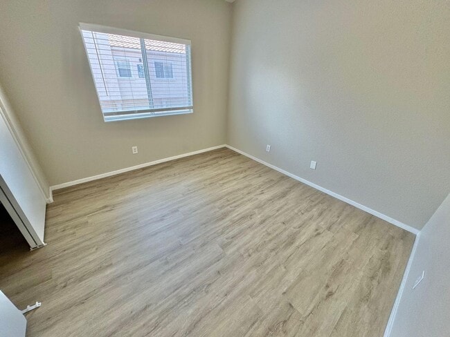 Building Photo - STUNNING 2 BEDROOM / 2 FULL BATH CONDO UNI...