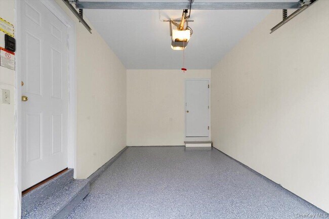 Building Photo - 44 Brook Farm Close