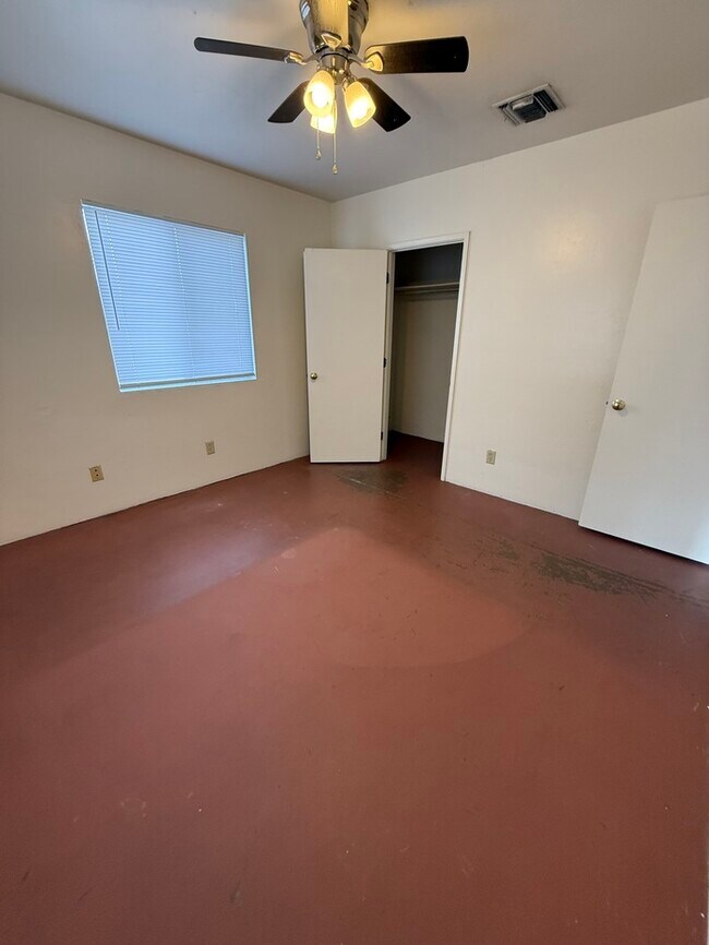 Building Photo - Town Home For Rent