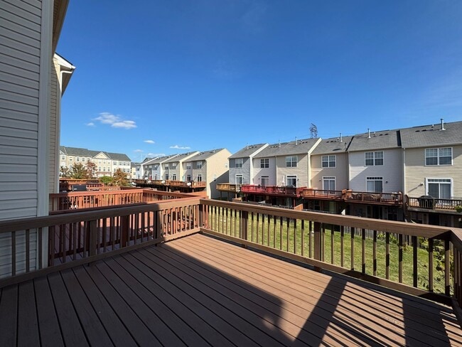 Building Photo - Gorgeous 3 Bed 3.5 Bath Interior Townhome In Powells Run Village