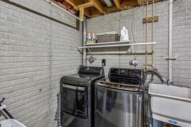 Building Photo - 7338 Argonne Dr