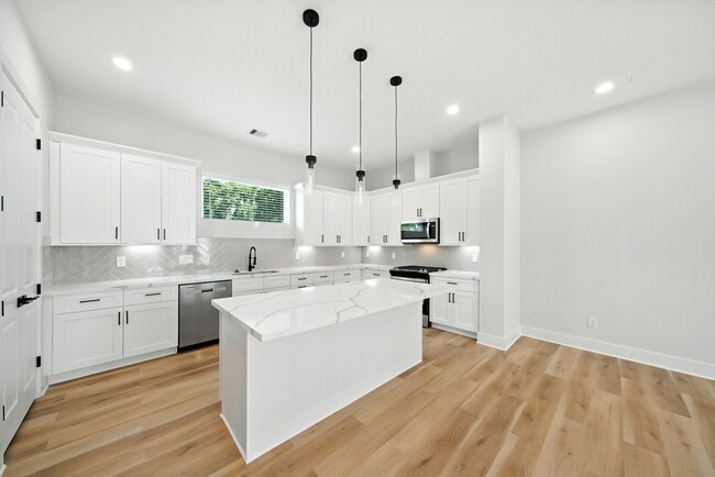Building Photo - 2304 Hoskins Dr