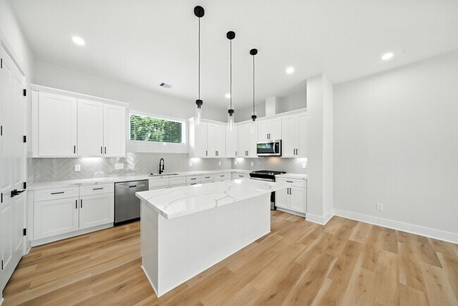 Building Photo - 2306 Hoskins Dr