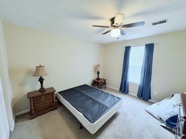 Building Photo - 504 Kingsman Ln