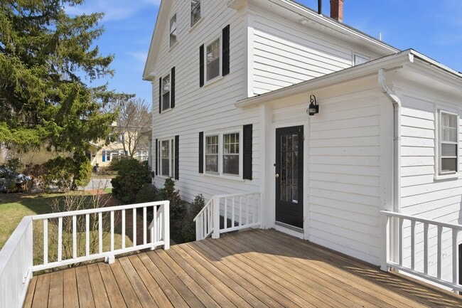 Building Photo - 198 Linden St