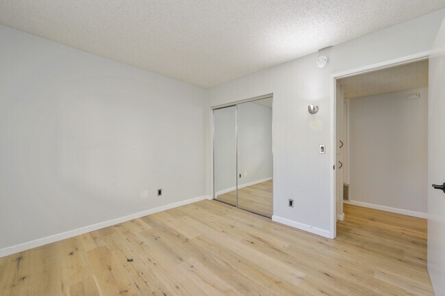 Building Photo - 6716 Clybourn Ave