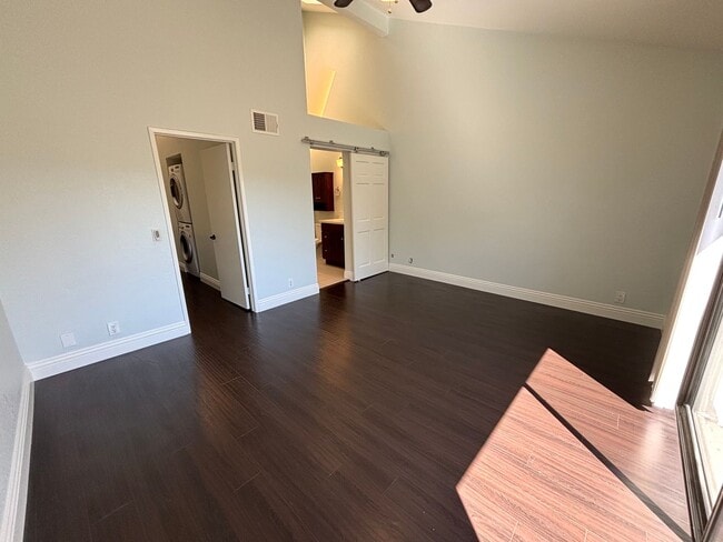 Building Photo - Updated 2 Bedroom home in Fullerton