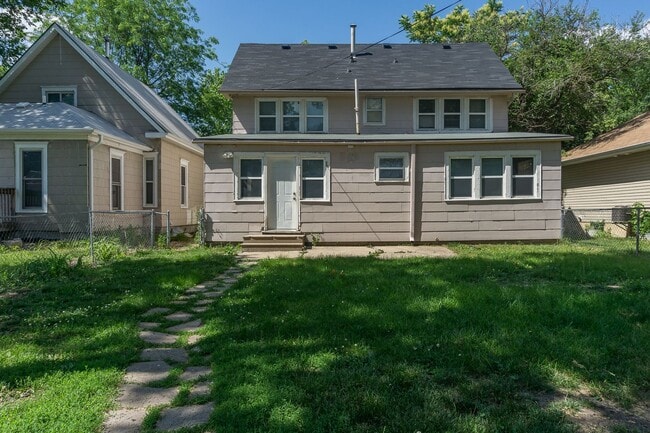 Building Photo - 5 Bedroom House Available!