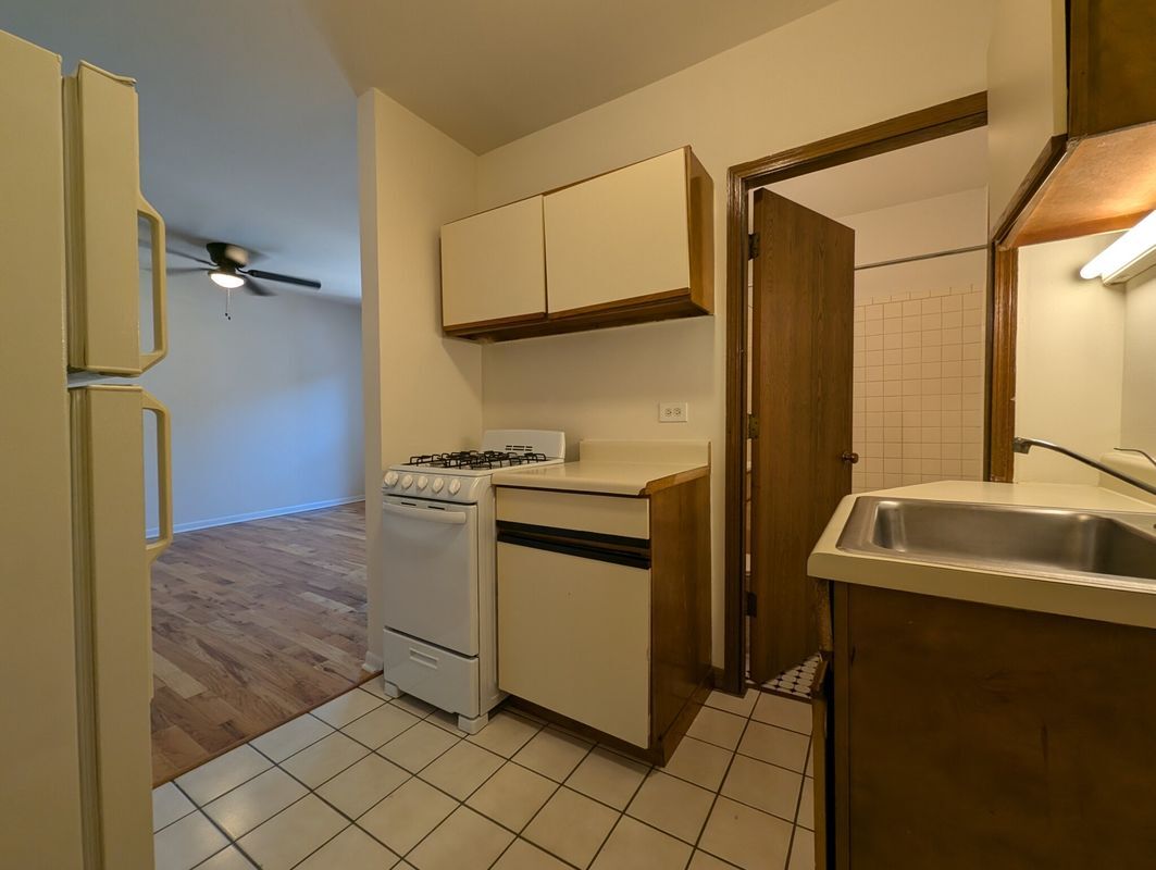Building Photo - 815 W Cornelia Ave