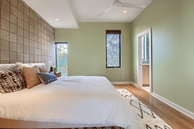 Building Photo - 502 W 55th St