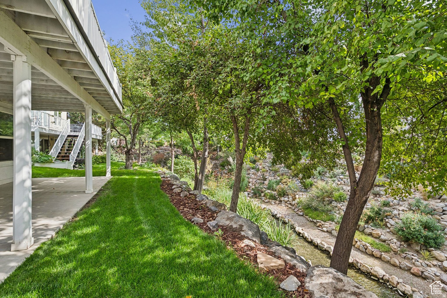 Yard maintained by the HOA - 9287 S Avignon Pl