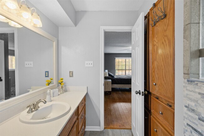 Building Photo - 117 E Park Dr