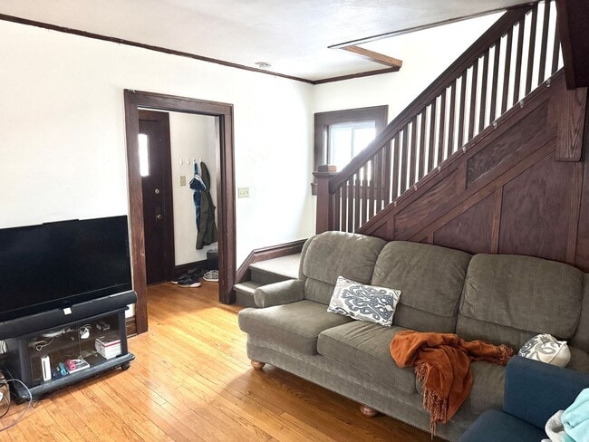 Building Photo - 6BR/2.5BA Prime Location Next to Camp Randall