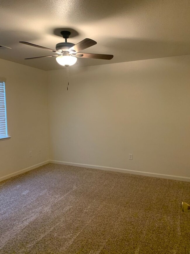 Building Photo - 3 Bedroom, 2 Bath home in North Hanford